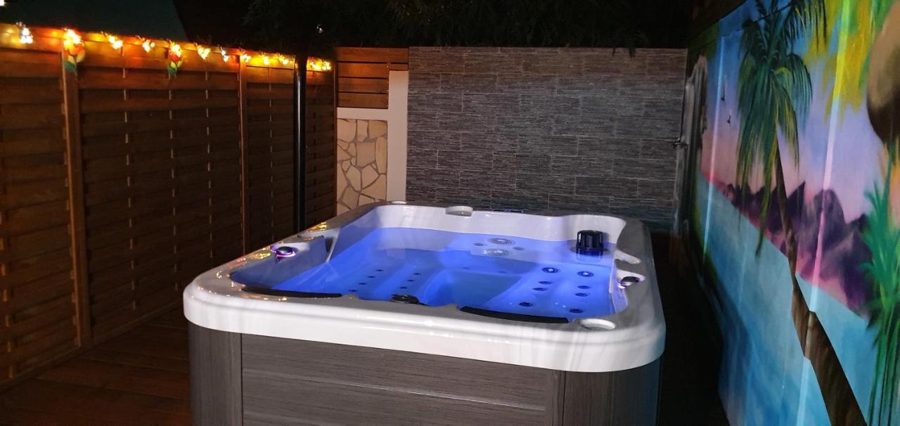 Courcelles "Chez Claudia "Charmant Logement Avec Jacuzzi Privatif En Toute Intimite Sur Belle Terrasse Exterieure En Bois Et Piscine מראה חיצוני תמונה