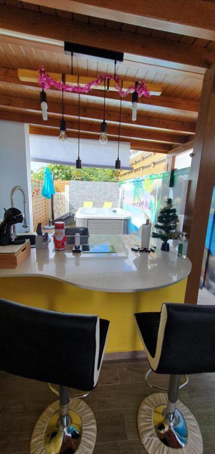 Courcelles "Chez Claudia "Charmant Logement Avec Jacuzzi Privatif En Toute Intimite Sur Belle Terrasse Exterieure En Bois Et Piscine מראה חיצוני תמונה